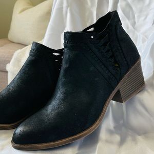 NWOT FERGALICIOUS Suede Booties (Black, Size: 6.5)